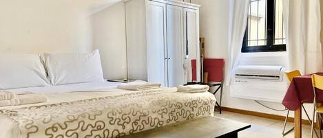 Estudio urbano | Tabla de planchar con plancha, wifi gratis y ropa de cama