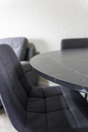 Hus, privat bad, hageutsikt | Spiseområde
