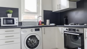 House, Private Bathroom, Garden View | Shared kitchen - Raploch House (Larkhall)