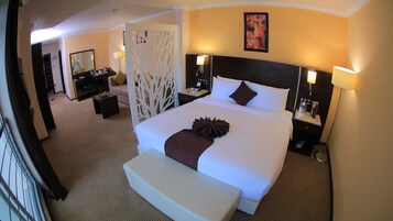 Executive Suite | Peralatan tempat tidur premium, bar mini, peti besi dalam bilik, meja 