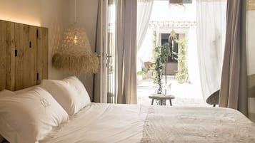 Quarto casal luxo, 1 cama King, varanda, vista para o pátio | Roupas de cama de algodão egípcio, roupas de cama premium