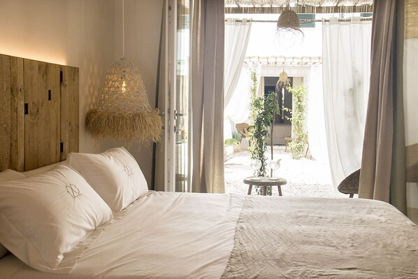 Deluxe Double Room, 1 King Bed, Patio, Courtyard View