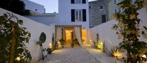 Deluxe Double Room, 1 King Bed, Patio, Courtyard View | Terrace/patio