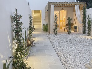 Deluxe Double Room, 1 King Bed, Patio, Courtyard View | Terrace/patio