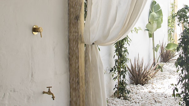 A shower area with a bamboo ceiling, a curtain, and a wall-mounted faucet. - 120 Hotel Boutique (Ciutadella de Menorca)