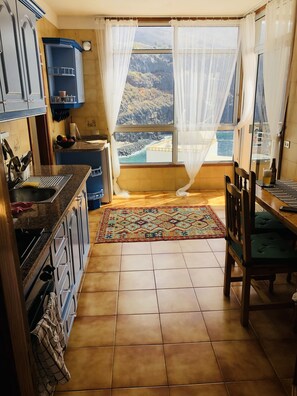 Een koelkast, een oven, een kookplaat, een koffiezetapparaat/waterkoker