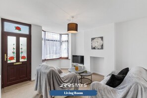 Interior - Nuneaton - Ideal 3 Bedroom, Sleeps 6, Wi-fi, Parking - JRR Stays
 (Nuneaton)