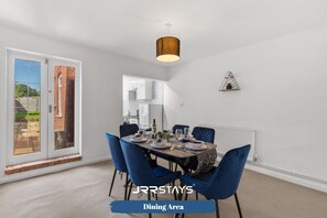 Dining - Nuneaton - Ideal 3 Bedroom, Sleeps 6, Wi-fi, Parking - JRR Stays
 (Nuneaton)