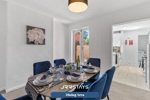 Dining - Nuneaton - Ideal 3 Bedroom, Sleeps 6, Wi-fi, Parking - JRR Stays
 (Nuneaton)