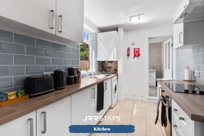 Fridge, microwave, oven, stovetop - Nuneaton - Ideal 3 Bedroom, Sleeps 6, Wi-fi, Parking - JRR Stays
 (Nuneaton)