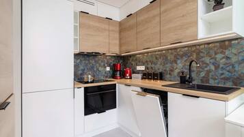 Fridge, oven, stovetop, dishwasher