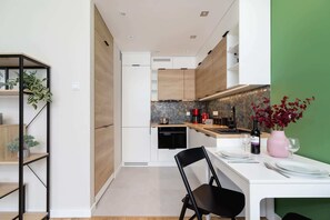 Fridge, oven, stovetop, dishwasher