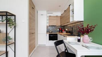 Fridge, oven, stovetop, dishwasher