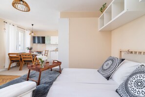 Iron/ironing board, WiFi, bed sheets - Eagle Pharmacy | Elegant Studio | Desk (Kraków)