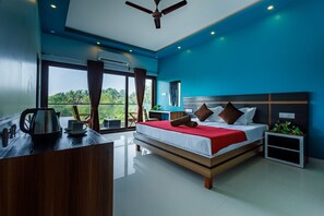 Kamar Double Deluks | Dilengkapi dengan perabotan berbeda-beda dan meja kerja