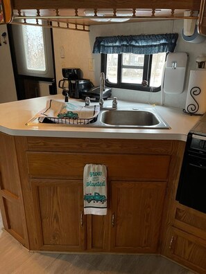 冷蔵庫、電子レンジ、オーブン、コンロ