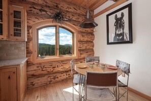 Cabaña, 6 habitaciones | Restaurantes