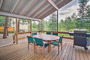 Outdoor dining - Bring a Pet: Pinetop Cabin w/ Game Room! (Pinetop)