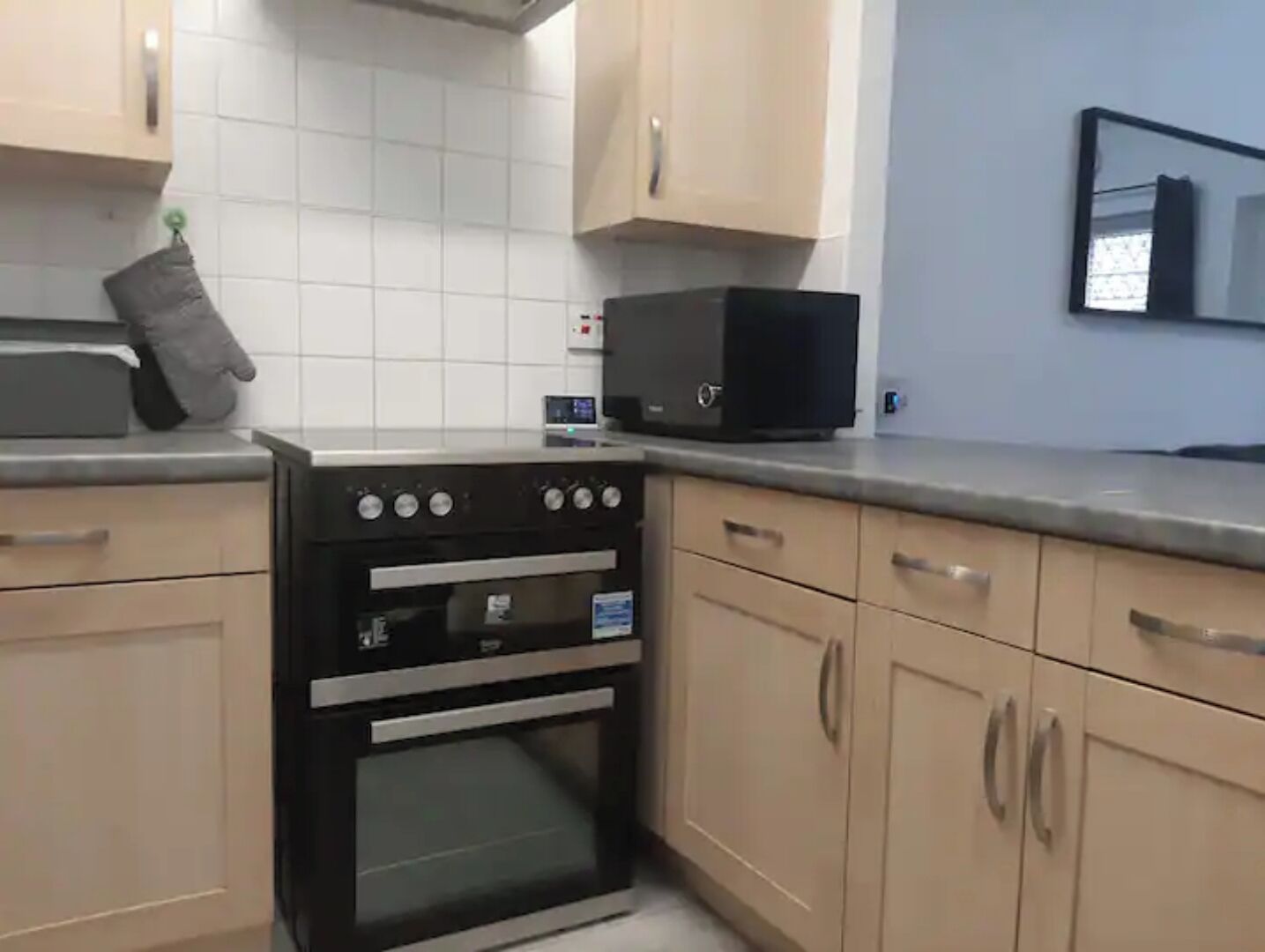 Réfrigérateur, micro-ondes, four, bouilloire électrique