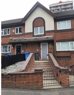 Exterior - Entire Rental, Easy Reach to Etihad Stadium (Manchester)