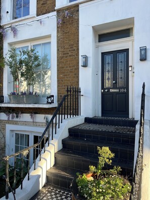 Exterior detail - 4 Bedroom Apartment near Primrose Hill and Hampstead Heath (London)