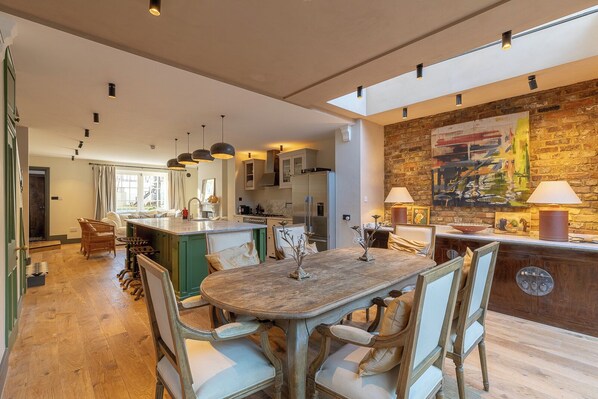 Dining - 4 Bedroom Apartment near Primrose Hill and Hampstead Heath (London)