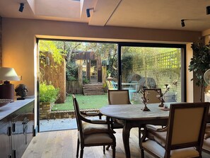 Dining - 4 Bedroom Apartment near Primrose Hill and Hampstead Heath (London)