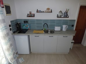 Fridge, microwave, oven, stovetop - Lovely Studio in Strinilas With its own Pool (Corfu)