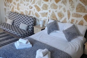 Iron/ironing board, free WiFi, bed sheets