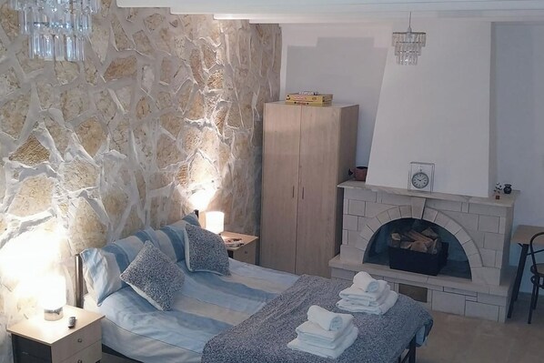 Iron/ironing board, free WiFi, bed sheets