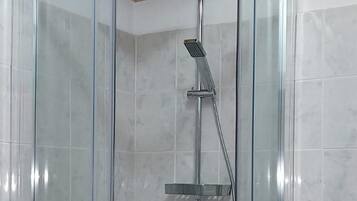 Ducha, secador de pelo, toallas