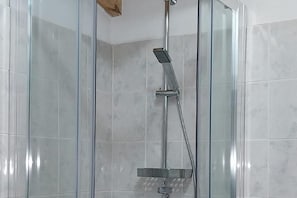 Shower, hair dryer, towels - Lovely Studio in Strinilas With its own Pool (Corfu)