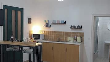 Frigorífico, microondas, horno y placa de cocina