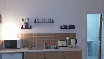 Monolocale | Cucina privata | Frigorifero, microonde, forno, piano cottura