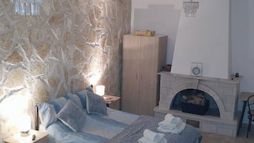 Tabla de planchar con plancha, wifi gratis y ropa de cama