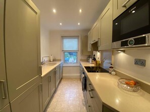 Fridge, microwave, oven, stovetop - Luxurious, Spacious, Quiet, Near Beaches and Town (Bournemouth)