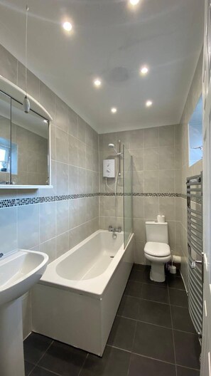 Combined shower/tub, deep soaking tub, towels - Luxurious, Spacious, Quiet, Near Beaches and Town (Bournemouth)