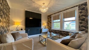 Living room - Luxurious, Spacious, Quiet, Near Beaches and Town (Bournemouth)