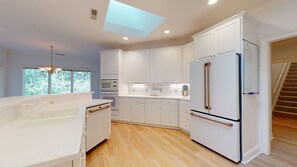 冰箱、微波炉、烤箱、炉灶