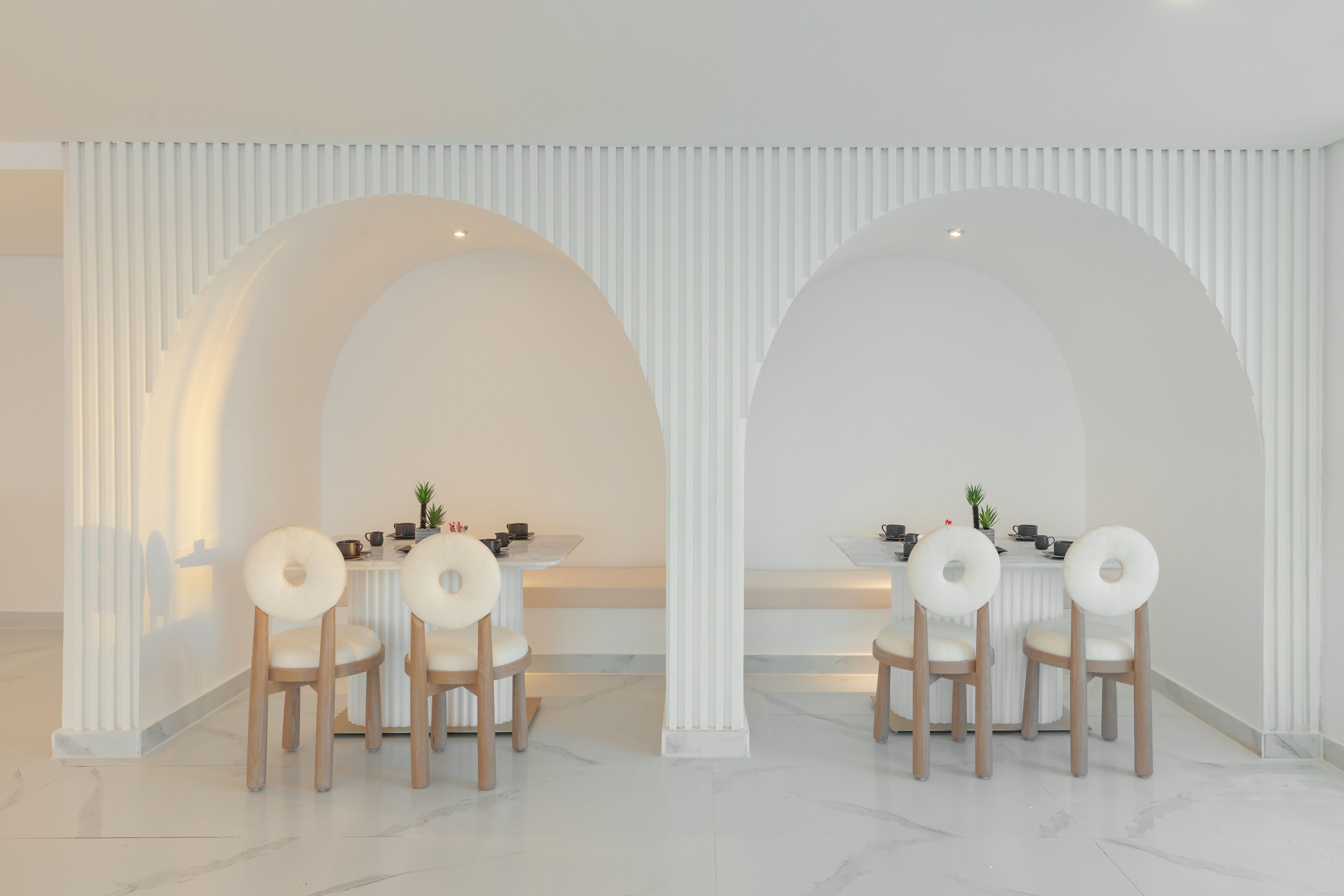 6 restaurants, breakfast, lunch, dinner served; international cuisine