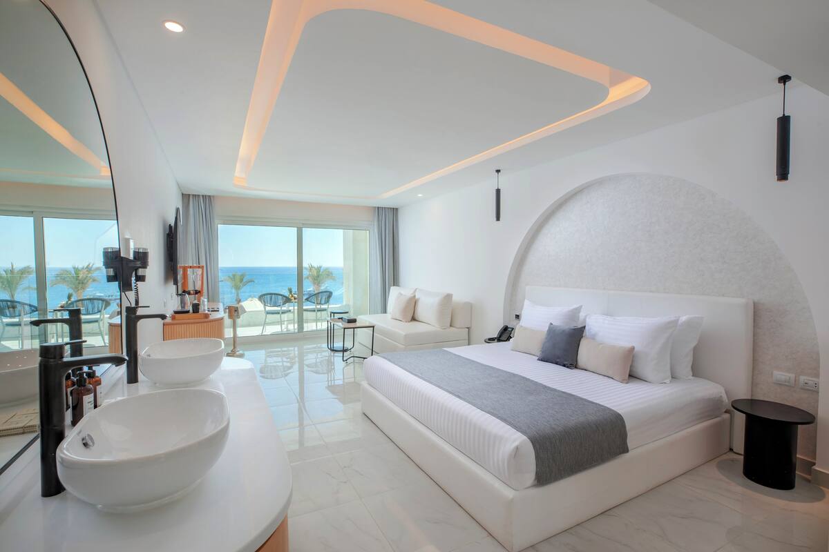 Junior Jacuzzi Suite (Posh Club) | Premium bedding, minibar, in-room safe, desk