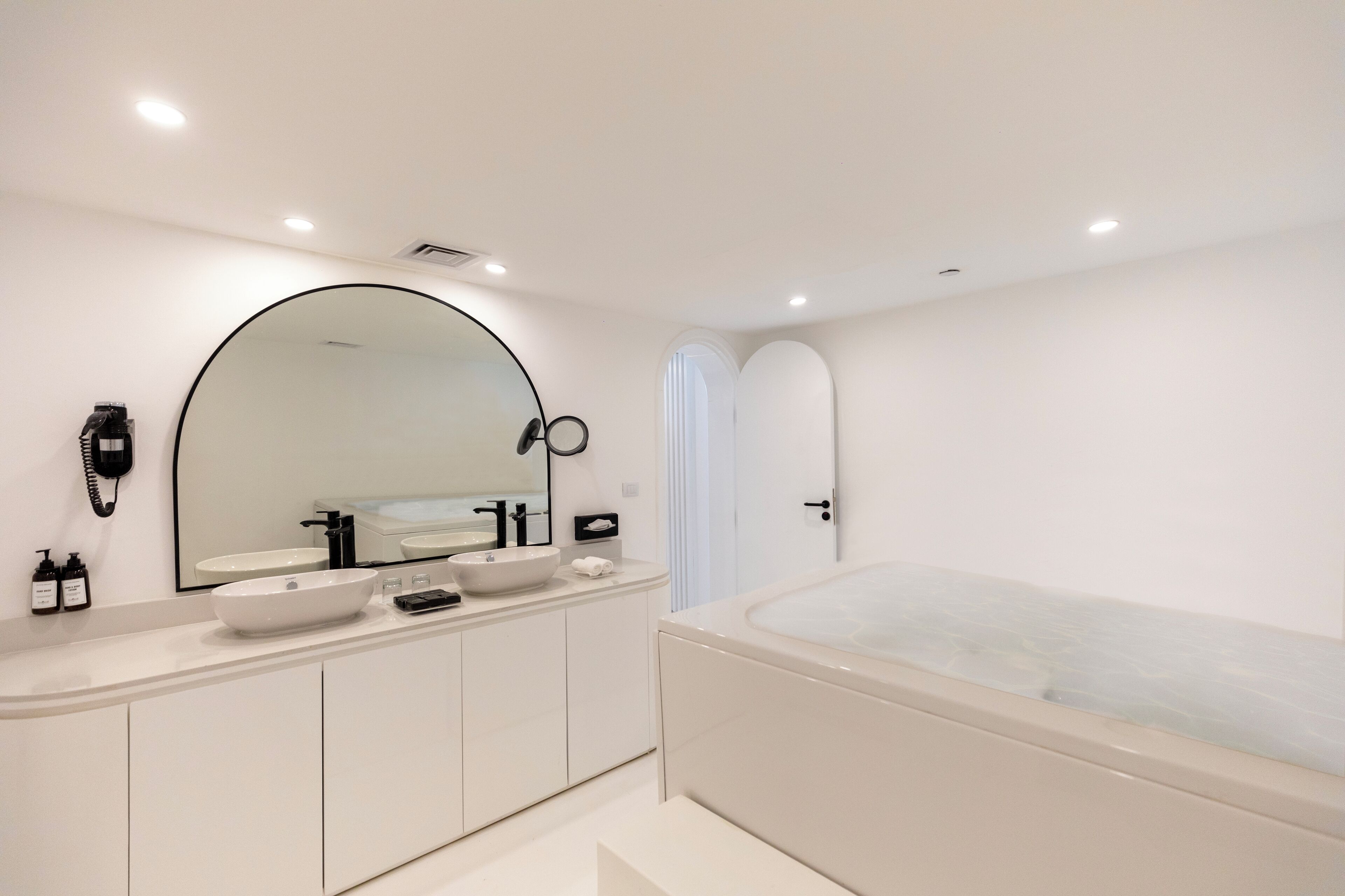 royal suite (posh club) | bathroom | free toiletries, hair dryer, bathrobes, slippers