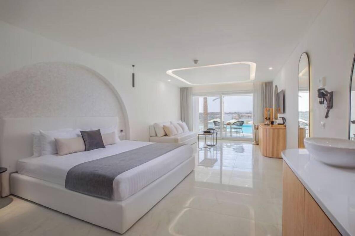 Premium bedding, minibar, in-room safe, desk
