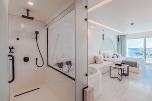 Habitación Deluxe | Baño | Amenidades de baño gratuitas, secadora de cabello, batas, pantuflas 