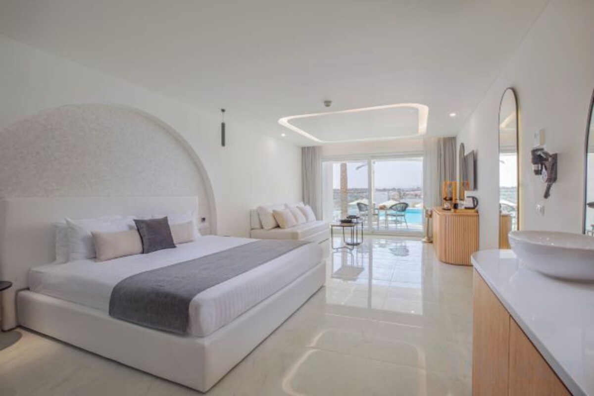 Premium bedding, minibar, in-room safe, desk
