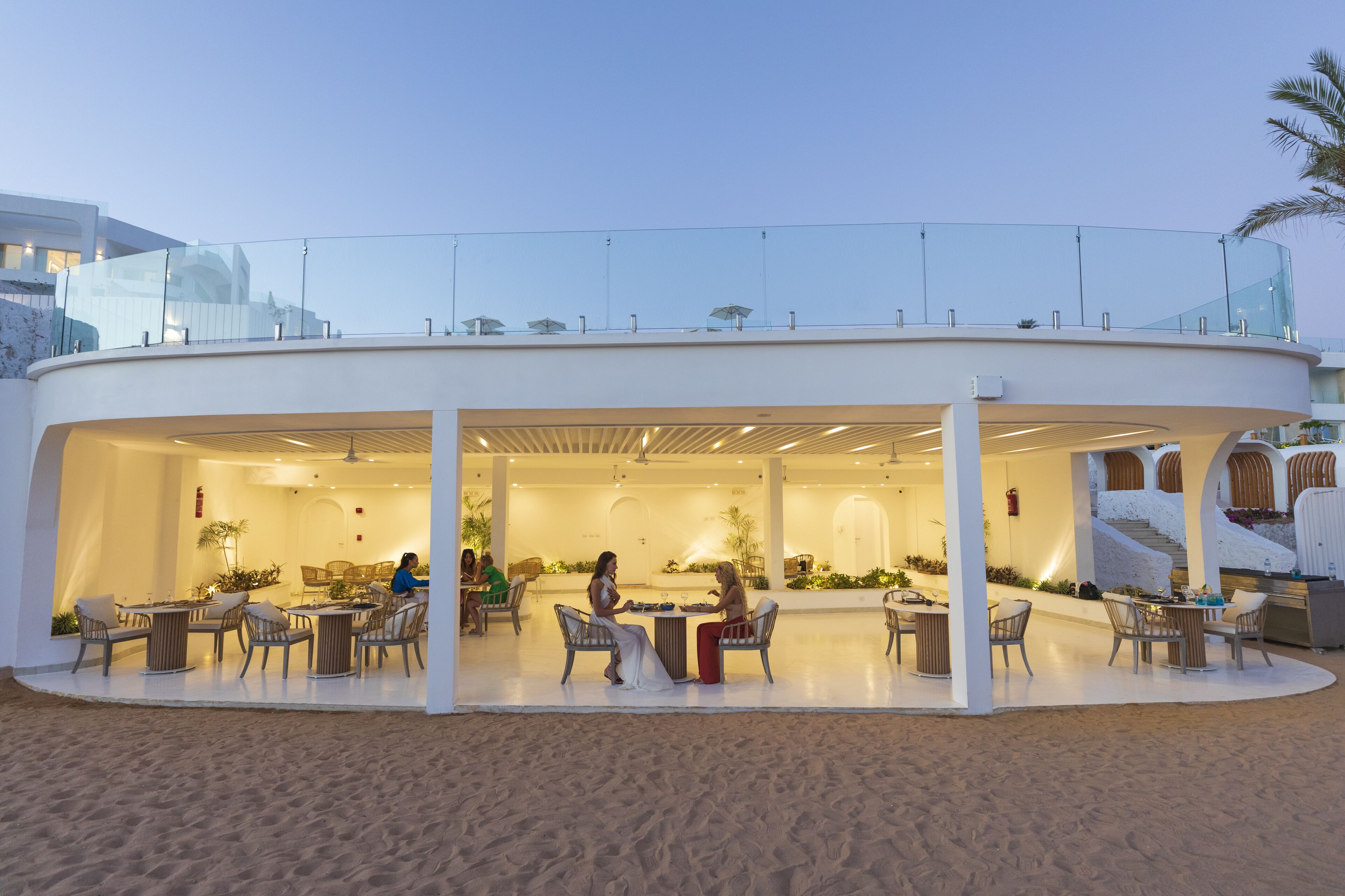 6 restaurants, breakfast, lunch, dinner served; international cuisine