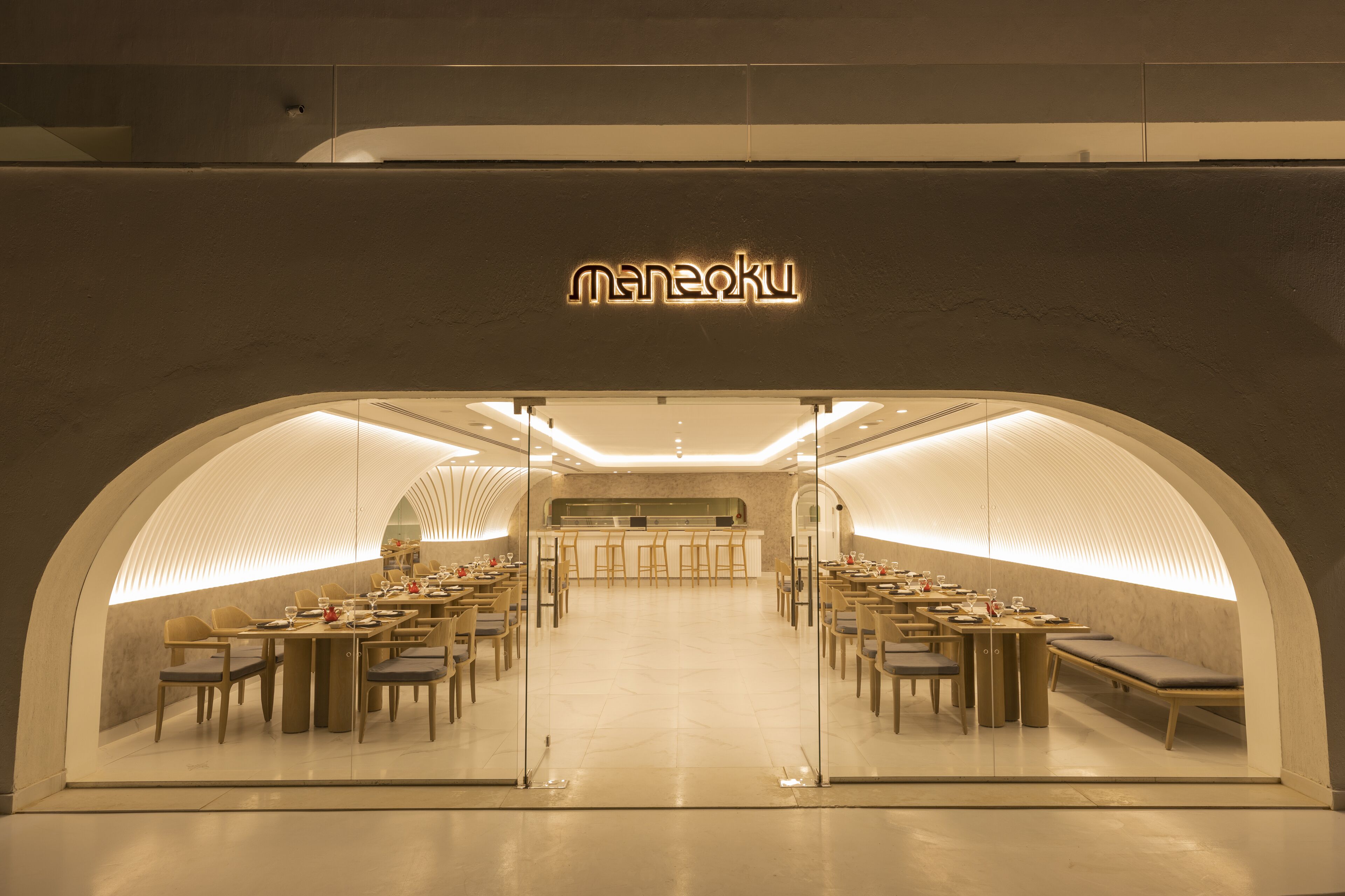 6 restaurants, breakfast, lunch, dinner served; international cuisine