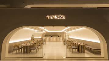 6 Restaurants; Frühstück, Mittagessen und Abendessen werden serviert