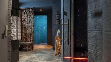 Een sauna, een stoombad, massagebehandelingen