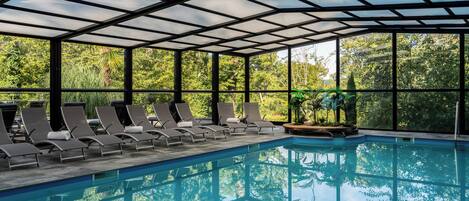 Innenpool, geöffnet von 09:30 Uhr bis 20:30 Uhr, Sonnenschirme